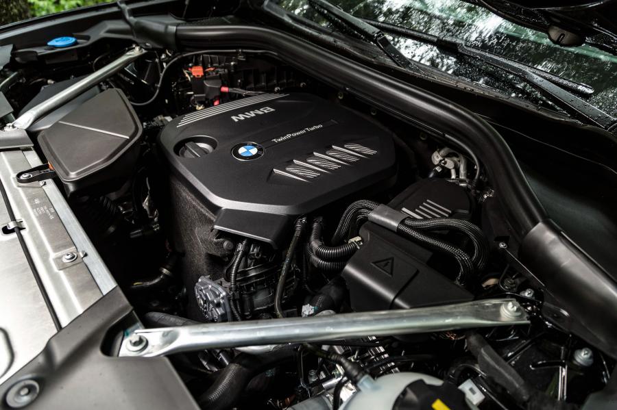 Моторный отсек BMW X4 xDrive25d M Sport (G02) 2018 года  (WW) (фото 9 из 28)